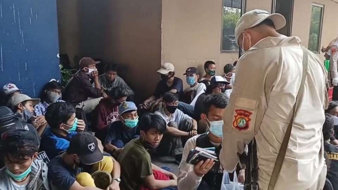 89 Remaja yang akan demo bawa celurit diamankan Polres Jakarta Barat.
