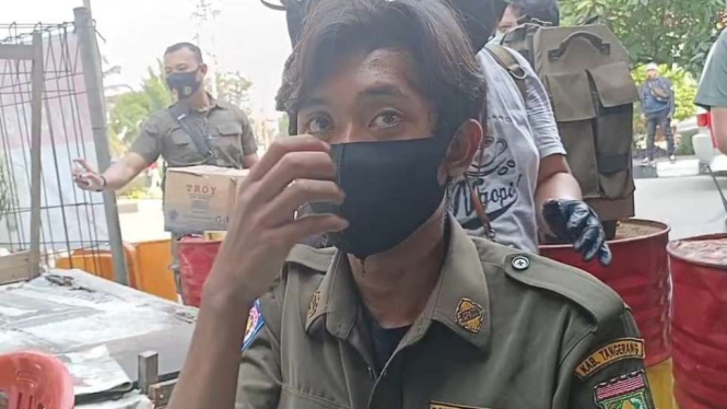 Remaja yang nyamar jadi Satpol PP di tenga pendemo RUU Cipta Kerja.