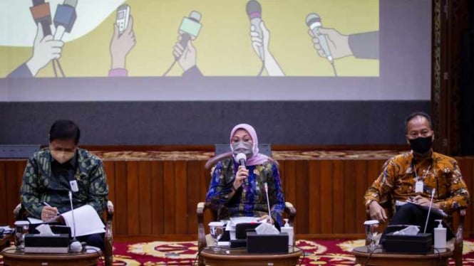 Menteri Ketenagakerjaan Ida Fauziyah, memberi penjelasan terkait UU Cipta Kerja