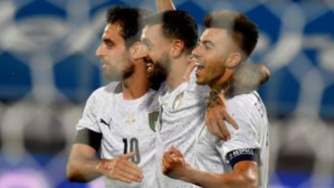 Para pemain Timnas Italia merayakan gol ke gawang Moldova
