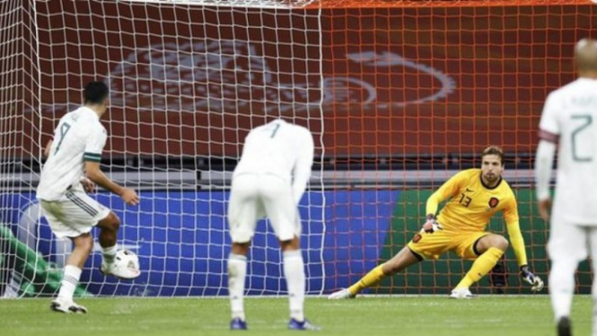 Eksekusi penalti striker Meksiko, Raul Jimenez, ke gawang Belanda