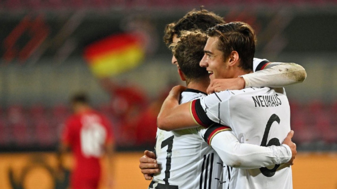 Para pemain Timnas Jerman merayakan gol Florian Neuhaus
