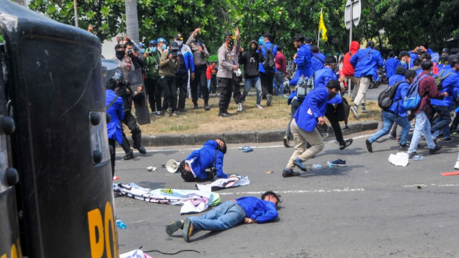 Mahasiswa tersungkur usai bentrok dengan kepolisian di Cikarang, Kab. Bekasi