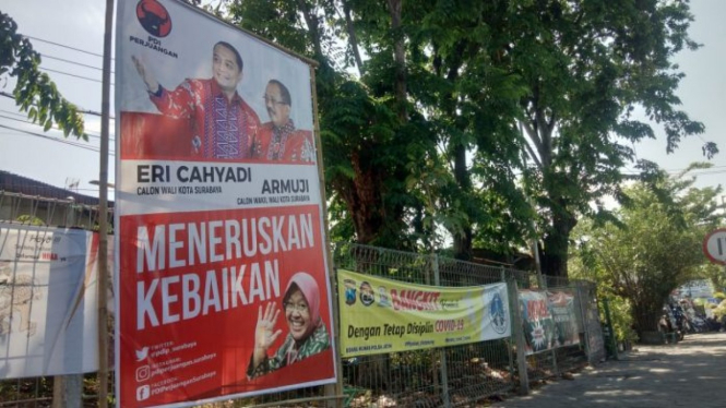 Foto Wali Kota Surabaya Risma yang terpasang di baliho kampanye pasangan calon Eri Cahyadi-Armudji.