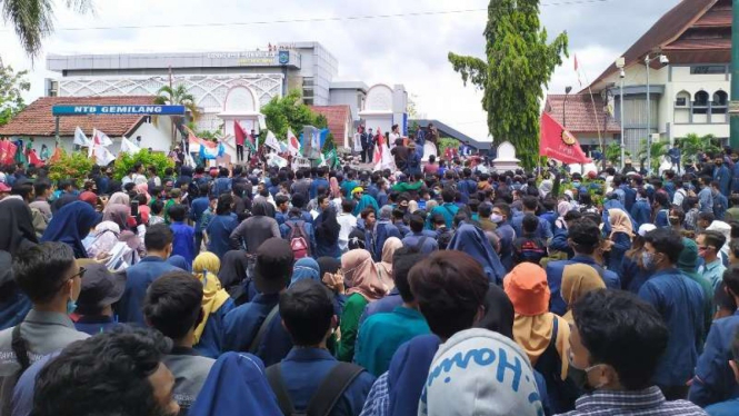 Ribuan mahasiswa berdemonstrasi di Mataram tolak UU Ciptaker