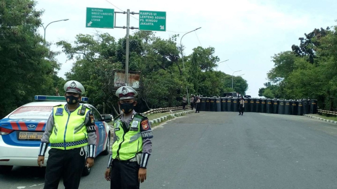 Polisi mencegat massa buruh dan mahasiswa di Depok dan Tangerang yang akan pergi ke Jakarta untuk berdemonstrasi di Istana Negara demi menuntut pencabutan Omnibus Law Cipta Kerja Kamis, 8 Oktober 2020.