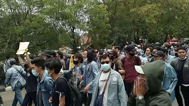 Polisi mencegat massa buruh dan mahasiswa di Depok dan Tangerang yang akan pergi