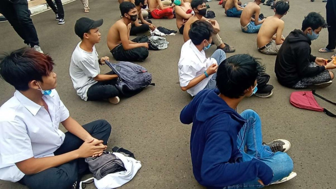 Puluhan pelajar di Kota Serang, Banten, yang kedapatan akan berangkat ke Jakarta untuk demonstrasi menolak Undang-Undang Omnibus Law Cipta Kerja berhasil dicegat oleh polisi.