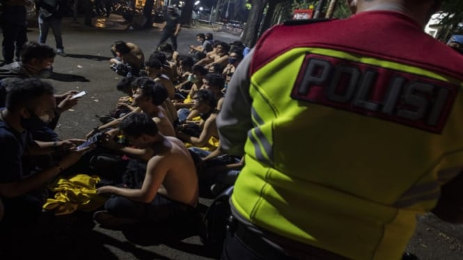 Polisi mengidentifikasi demonstran saat unjuk rasa di Bandung, Jawa Barat