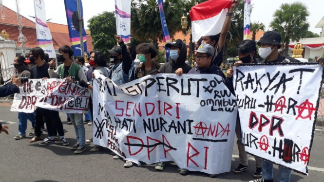 Massa penolak Omnibus Law di Gedung Negara Grahadi Surabaya. 