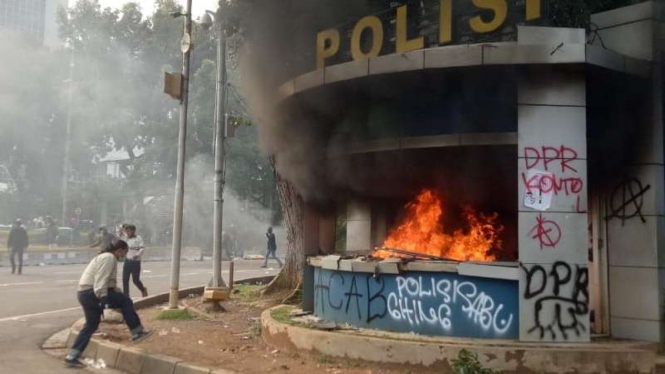 Pos polisi di Patung Kuda dibakar massa demo menolak UU Omnibus Law, Kamis, 8 Oktober 2020.