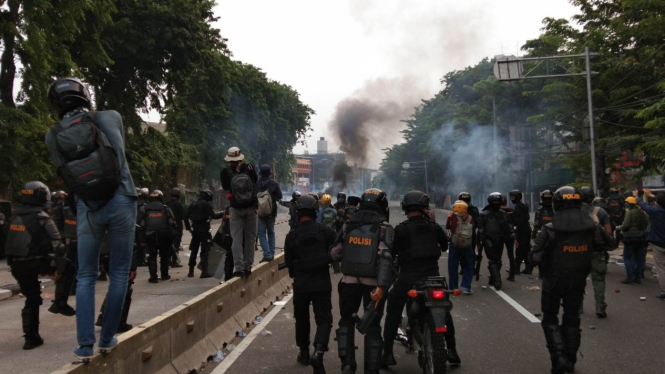 Massa membakar ban di Jalan Suryopranoto, Jakarta Pusat.