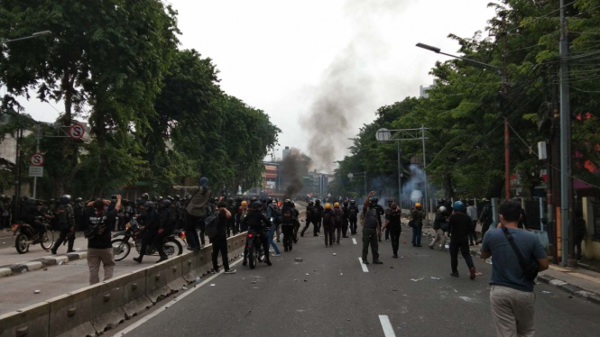 Massa membakar ban di Jalan Suryopranoto, Jakarta Pusat, terkait demo menentang omnibus law UU Cipta Kerja. 