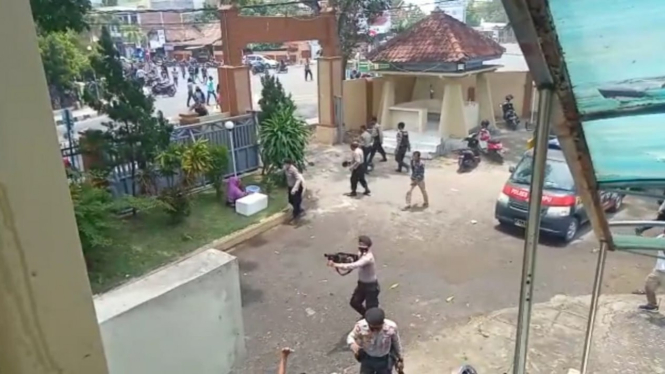 Polisi membubarkan massa mahasiswa yang berdemonstrasi menolak Undang-Undang Omnibus Law Cipta Kerja terjadi di Kabupaten Dompu, Nusa Tenggara Barat, Kamis, 8 Oktober 2020.