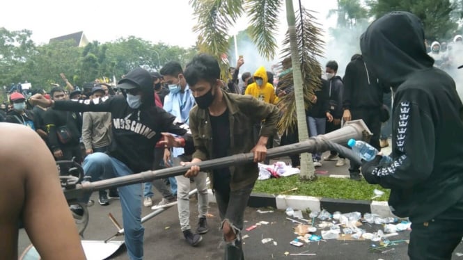 Demo menolak Omnibus Law UU Cipta Kerja di kantor DPRD Provinsi Kalbar rusuh.