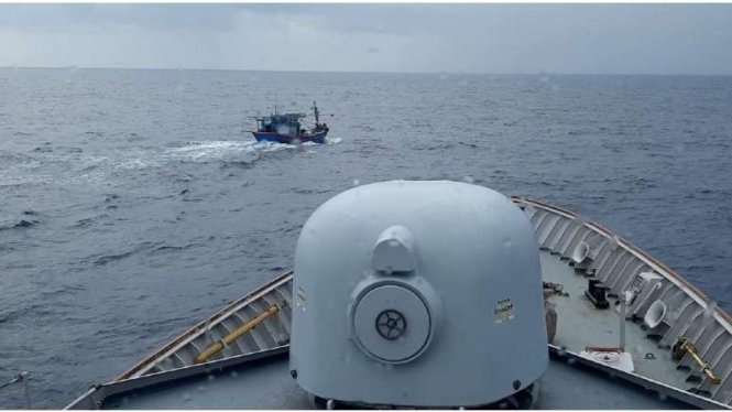 VIVA Militer : KRI John Lie-358 memburu kapal berbendera Vietnam di Laut Natuna