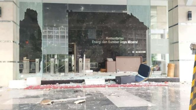 Gedung Kementerian ESDM dirusak massa aksi penolakan Omnibus Law UU Cipta Kerja