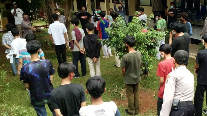Sebanyak 40 remaja yang rata-rata berstatus pelajar di Kota Depok, Jawa Barat, diciduk dan digiring ke kantor polisi karena diduga akan berunjuk rasa di Jakarta, Kamis 8 Oktober 2020.