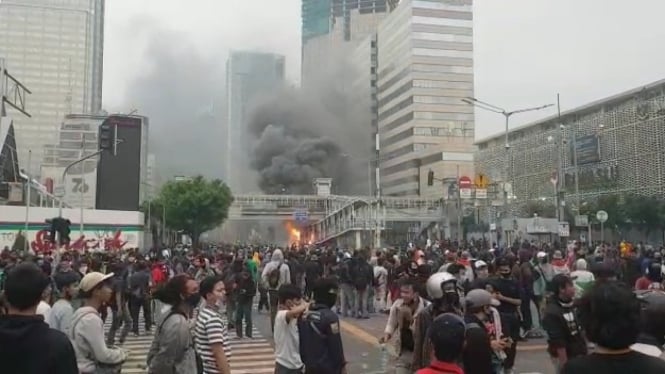 Halte busway Sarinah, Jakarta, dibakar massa.