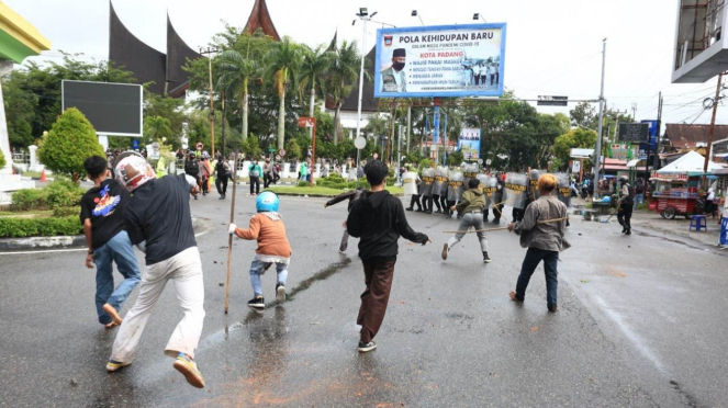 Demo tolak Omnibus Law Cipta Kerja di Gedung DPRD Sumatra Barat ricuh