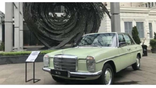 Mercedes-Benz W115 pernah diproduksi lokal di Indonesia