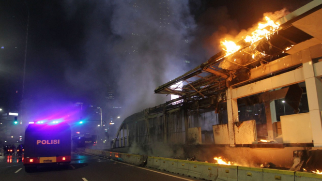 Halte TransJakarta Tosari Dibakar Massa Aksi. 