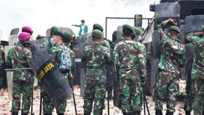 VIVA Militer: Prajurit TNI pukul mundur demonstran.