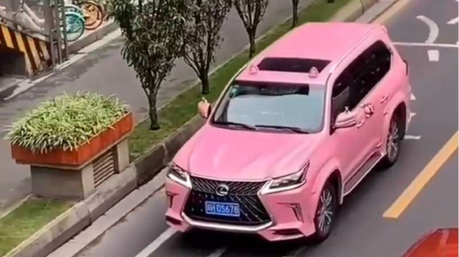 Lexus dengan bodi berwarna Pink