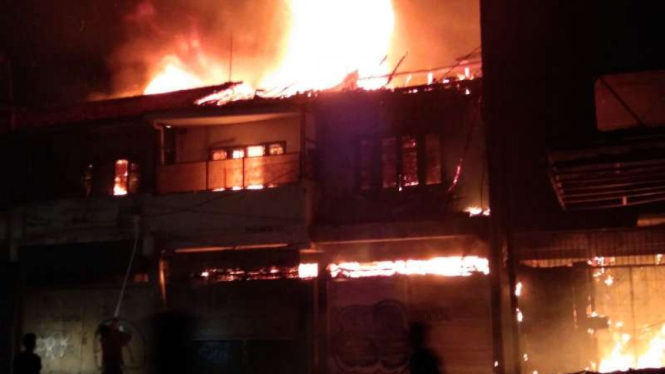 Bioskop Rivoli, Senen, Jakarta Pusat dibakar massa demo tolak Omnibus Law.