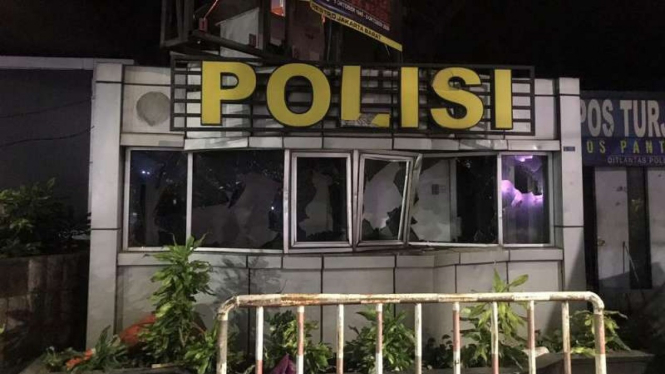 Pos Polisi Tomang dirusak massa, Kamis, 8 Oktober 2020 malam.