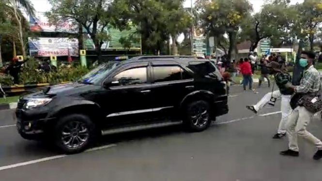 Mobil Kapolres Bekasi dilempari batu