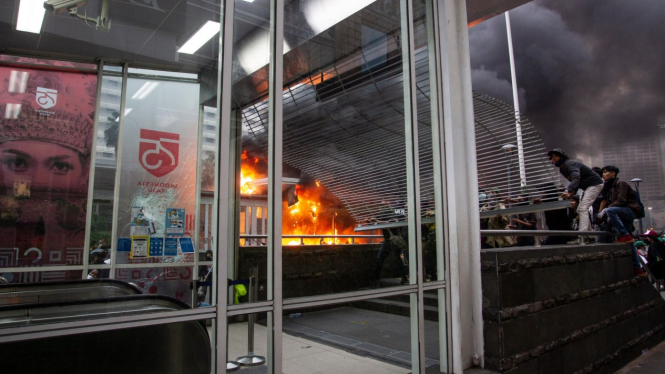 Pengunjuk rasa merusak pintu masuk Stasiun MRT Bundaran HI saat demo