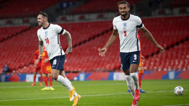 Striker Inggris, Dominic Calvert-Lewin (kanan), rayakan gol ke gawang Wales