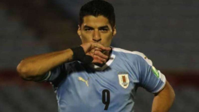 Bomber timnas Uruguay, Luis Suarez setelah mencetak gol ke gawang Chile