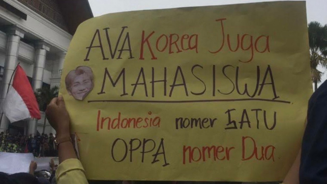 Salah satu poster K-Popers yang ikut demonstrasi Omnibus Law.