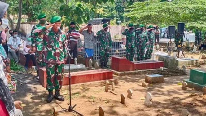 VIVA Militer: Prosesi pemakaman jenazah Kolonel Mar Darno.