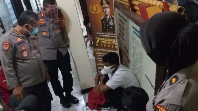 Polisi mengamankan sejumlah pelajar di Kota Depok, Jawa Barat, karena menduga mereka hendak berdemonstrasi menentang UU Omnibus Law di Jakarta pada Kamis, 8 Oktober 2020.