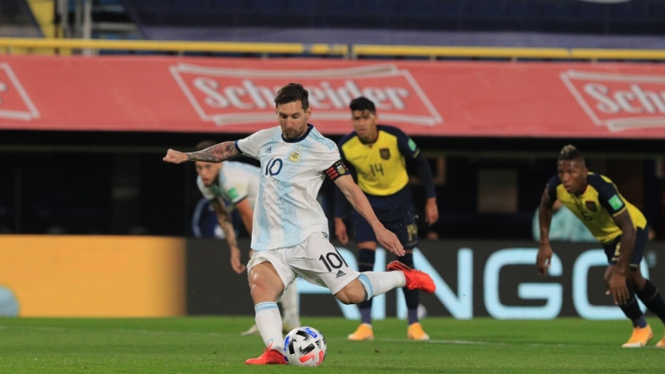 Lionel Messi mengeksekusi penalti saat Argentina melawan Ekuador