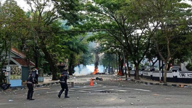 Kericuhan aksi demonstrasi menolak Undang-Undang Omnibus Law Cipta Kerja di Kota Malang, Jawa Timur, pada Kamis, 8 Oktober 2020, meluas.