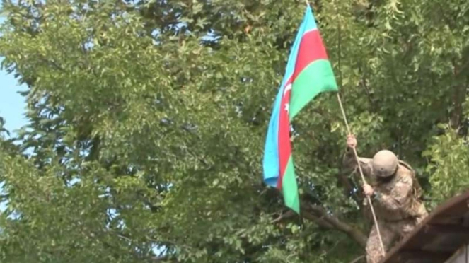 VIVA Militer: Prajurit Azerbaijan mengibarkan bendera negaranya di Jabrayil