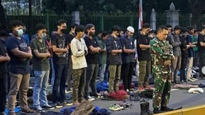 VIVA Militer : Pangdam Jaya jadi imam sholat maghrib massa aksi UU Omnibus Law 