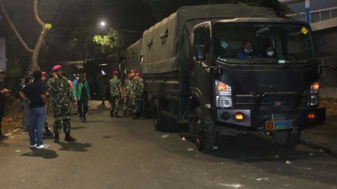 VIVA Militer: Truk Marinir siaga di Jakarta.