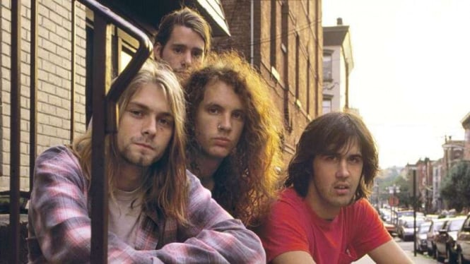 VIVA Militer: Sersan Satu Jason Everman (tengah) bersama Nirvana