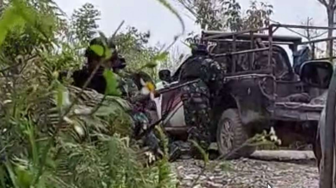 VIVA Militer :  Prajurit TNI dan Tim TGPF Menko Polhukam ditembaki OPM di Papua