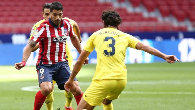 Penyerang Atletico Madrid, Luis Suarez duel dengan dua pemain Villarreal