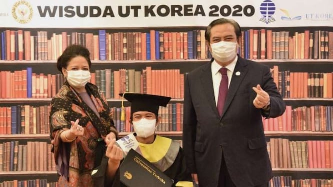 Dubes RI untuk Korsel Umar Hadi (kanan) dan istri bersama pekerja migran asal Indonesia yang jadi wisudawan Universitas Terbuka Korea di Seoul 10 Oktober 2020.