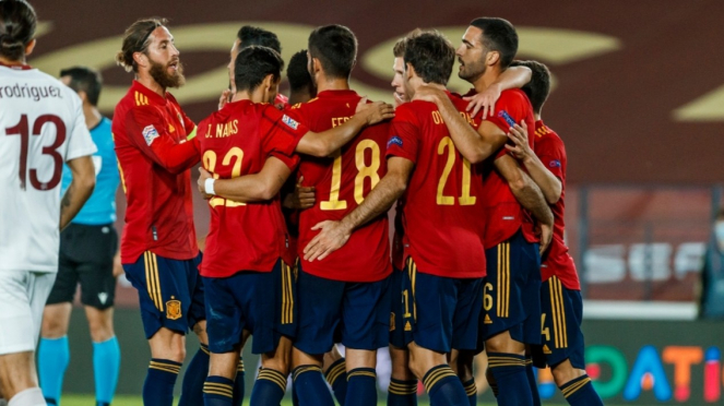 Skuad Timnas Spanyol merayakan gol. 