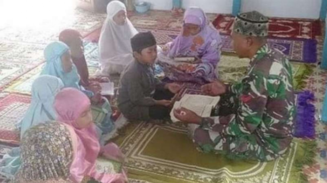 VIVA Militer: Koptu TNI Syahdan Shaleh mengarjkan ngaji.