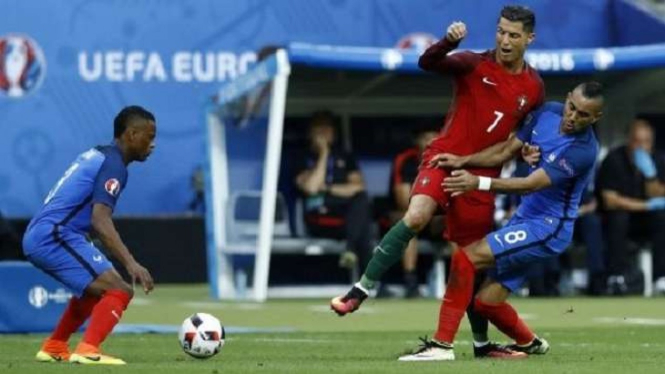 Cristiano Ronaldo saat dihantam Dimitri Payet di final Piala Eropa 2016