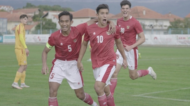 Jack Brown bersama skuad Timnas Indonesia U-19 merayakan gol ke gawang Makedonia Utara. 